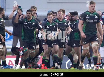 Kieran Marmion (Mitte) von Connacht, der beim Heineken Champions Cup den dritten Versuch seiner Mannschaft erzielt hat, hat ein Spiel auf dem Sportplatz in Galway, Irland, im Pool gepoolt. Bilddatum: Samstag, 15. Januar 2022. Stockfoto