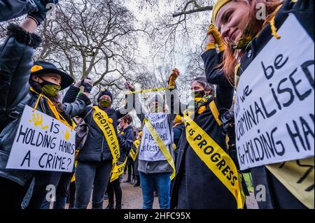 London, Großbritannien. 15th Januar 2022. Kill the Bill Protest von Menschen, die wütend auf die neue Gesetzgebung namens Police, Crime, Urteilsverkündung und Courts Bill sind, die der Polizei mehr Befugnisse geben würde, um Protesten einzuschränken. Der Protest wurde von mehreren Gruppen unterstützt, darunter Sisters Uncut, Extinction Rebellion und Black Lives Matter. Kredit: Guy Bell/Alamy Live Nachrichten Stockfoto