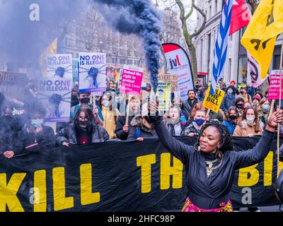 London, Großbritannien. 15th Januar 2022. Kill the Bill Protest von Menschen, die wütend auf die neue Gesetzgebung namens Police, Crime, Urteilsverkündung und Courts Bill sind, die der Polizei mehr Befugnisse geben würde, um Protesten einzuschränken. Der Protest wurde von mehreren Gruppen unterstützt, darunter Sisters Uncut, Extinction Rebellion und Black Lives Matter. Kredit: Guy Bell/Alamy Live Nachrichten Stockfoto