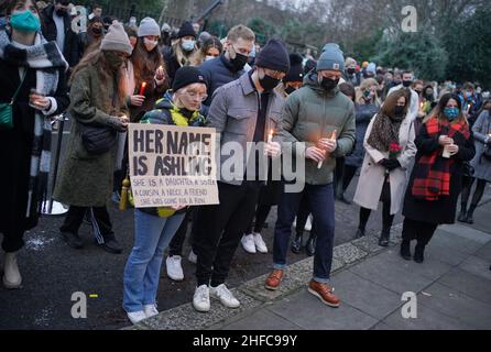 Vor dem London Irish Centre in Camden halten Menschen eine Mahnwache ab, um an die ermordete Grundschullehrerin der 23-jährigen Ashling Murphy zu erinnern, die am Mittwochnachmittag tot aufgefunden wurde, nachdem sie am Ufer des Grand Canal in Tullamore, Co Offaly in der Republik Irland, gelaufen war. Bilddatum: Samstag, 15. Januar 2022. Stockfoto