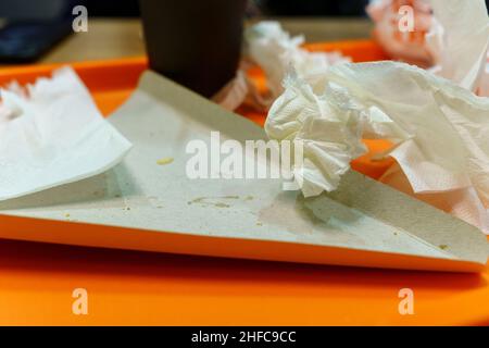 Leere Teller, Tassen für Suppe und schmutzige Servietten auf Küchentablett auf dem Tisch. Selektiver Fokus Stockfoto