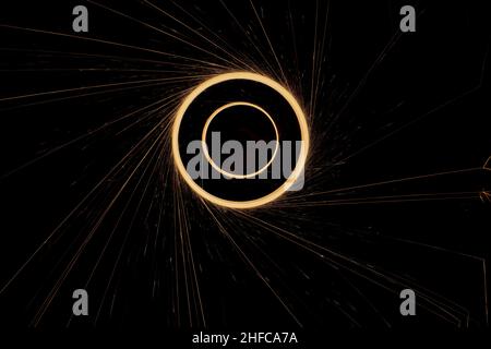 Kreise mit Funken auf schwarzem Hintergrund Stockfoto