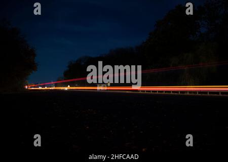 Lichter von vorbeifahrenden Autos. Tracer. Stockfoto