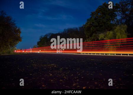 Lichter von vorbeifahrenden Autos. Tracer. Stockfoto