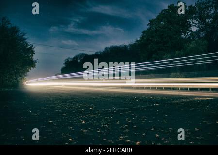 Lichter von vorbeifahrenden Autos. Tracer. Stockfoto