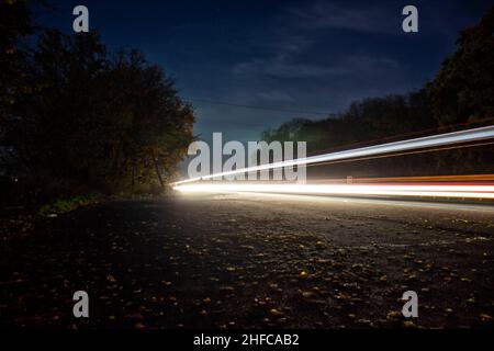 Lichter von vorbeifahrenden Autos. Tracer. Stockfoto