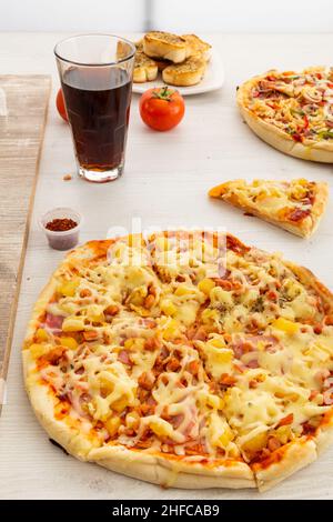 Detail der Holztisch mit köstlichen Fast Food bereit und serviert, Lifestyle mit appetitlichen Fast Food, Essen und Trinken im Restaurant Stockfoto