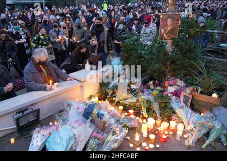 Vor dem London Irish Centre in Camden halten Menschen eine Mahnwache ab, um an die ermordete Grundschullehrerin der 23-jährigen Ashling Murphy zu erinnern, die am Mittwochnachmittag tot aufgefunden wurde, nachdem sie am Ufer des Grand Canal in Tullamore, Co Offaly in der Republik Irland, gelaufen war. Bilddatum: Samstag, 15. Januar 2022. Stockfoto