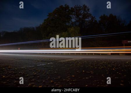 Lichter von vorbeifahrenden Autos. Tracer. Stockfoto