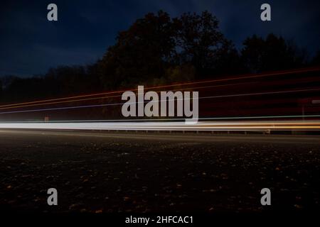 Lichter von vorbeifahrenden Autos. Tracer. Stockfoto