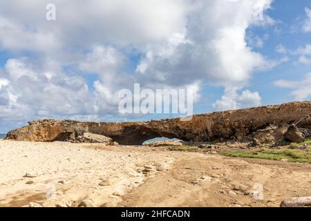 Natürliche Brücken an der Küste von Aruba Stockfoto