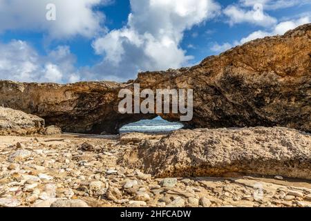 Natürliche Brücken an der Küste von Aruba Stockfoto