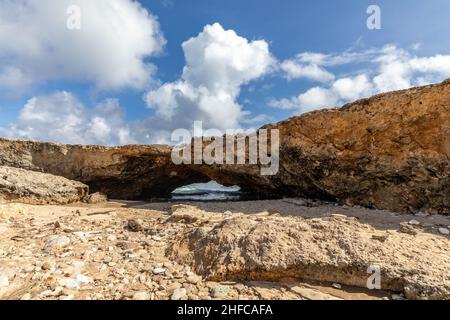 Natürliche Brücken an der Küste von Aruba Stockfoto