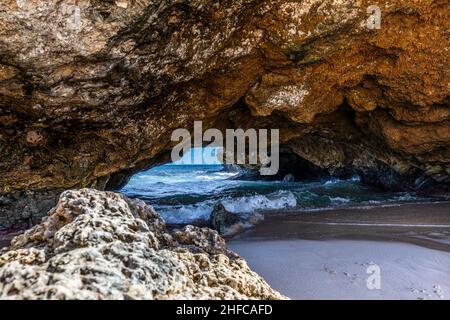 Natürliche Brücken an der Küste von Aruba Stockfoto