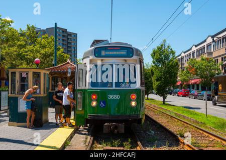 Boston Metro MBTA Kinki Sharyo Typ 7 Green Line an der Coolidge Corner Station auf der Beacon Street, Brookline, Massachusetts, USA. Stockfoto