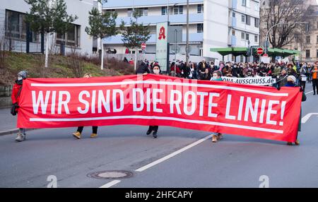 Furth, Deutschland. 15th Januar 2022. 15. Januar 2022, Bayern, Fürth: Teilnehmer einer Demonstration gegen die Corona-Maßnahmen halten ein Transparent mit der Aufschrift "Wir sind die rote Linie!" In ihren Händen. Foto: Stringer/dpa Kredit: dpa picture Alliance/Alamy Live News Stockfoto