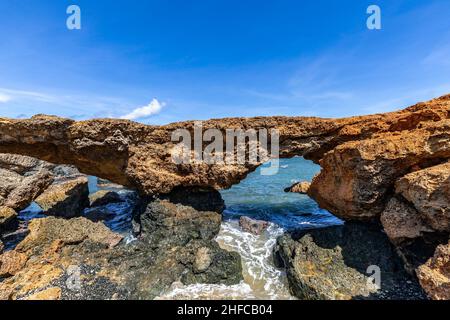 Natürliche Brücken an der Küste von Aruba Stockfoto