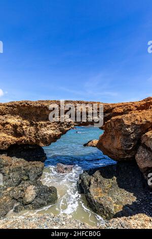 Natürliche Brücken an der Küste von Aruba Stockfoto