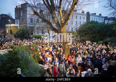 Vor dem London Irish Centre in Camden halten Menschen eine Mahnwache ab, um an die ermordete Grundschullehrerin der 23-jährigen Ashling Murphy zu erinnern, die am Mittwochnachmittag tot aufgefunden wurde, nachdem sie am Ufer des Grand Canal in Tullamore, Co Offaly in der Republik Irland, gelaufen war. Bilddatum: Samstag, 15. Januar 2022. Stockfoto