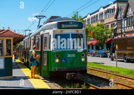Boston Metro MBTA Kinki Sharyo Typ 7 Green Line an der Coolidge Corner Station auf der Beacon Street, Brookline, Massachusetts, USA. Stockfoto