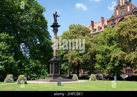 BRESLAU, POLEN - 16 JUN 2018: Denkmal und große Statue in unmittelbarer Nähe der Breslauer Kathedrale Stockfoto