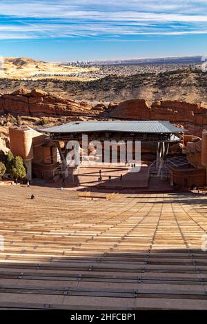 Morrison, Colorado - Red Rocks Ampitheater, ein beliebter Konzertort in den Ausläufern westlich von Denver. Die Innenstadt von Denver ist in der Ferne zu sehen. Stockfoto