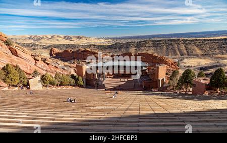 Morrison, Colorado - Red Rocks Ampitheater, ein beliebter Konzertort in den Ausläufern westlich von Denver. Die Innenstadt von Denver ist in der Ferne zu sehen. Stockfoto