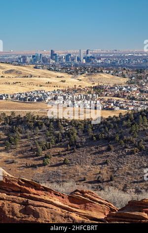 Morrison, Colorado - Downtown Denver, vom Red Rocks Ampitheater, einem beliebten Konzertsaal, 10 Meilen entfernt in den Rocky Mountain Foothills. Stockfoto