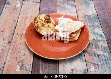 Der Muffin ist ein Lebensmittel aus Bolillo, das je nach Ort, an dem er hergestellt wird, in verschiedenen Formen gefunden werden kann. Stockfoto