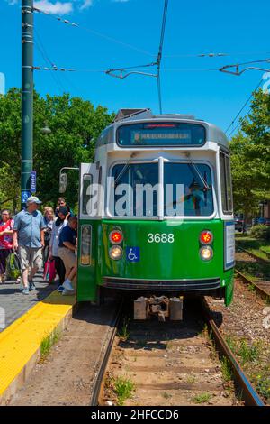 Boston Metro MBTA Kinki Sharyo Typ 7 Green Line an der Coolidge Corner Station auf der Beacon Street, Brookline, Massachusetts, USA. Stockfoto