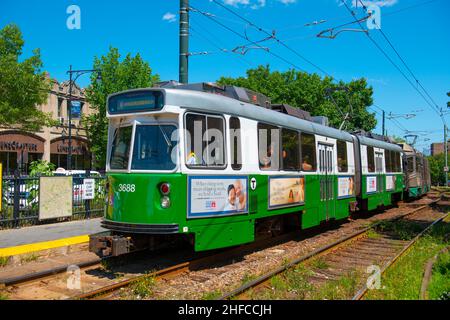 Boston Metro MBTA Kinki Sharyo Typ 7 Green Line an der Coolidge Corner Station auf der Beacon Street, Brookline, Massachusetts, USA. Stockfoto