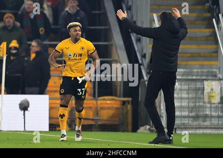 Wolverhampton, Großbritannien. 15th Januar 2022. Adama Traore #37 von Wolverhampton Wanderers feiert mit Bruno Lage den Manager von Wolverhampton Wanderers, nachdem er am 1/15/2022 in Wolverhampton, Großbritannien, den 3-1. (Foto von Conor Molloy/News Images/Sipa USA) Quelle: SIPA USA/Alamy Live News Stockfoto