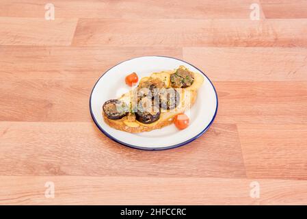 Ein schwarzer Pudding, der in seiner Füllung fein gehackte Zwiebeln verwendet. Der Blutwurst enthält Schweineblut und Zwiebeln, die zuvor in Schmalz gebraten wurden. Es ist eine Varietette Stockfoto