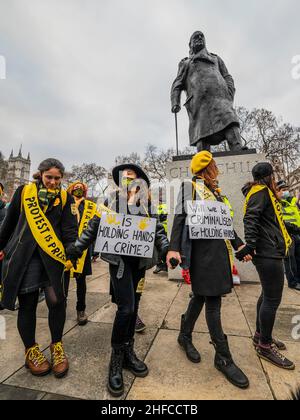 London, Großbritannien. 15th Januar 2022. Eine Gruppe von Frauen, die mit der Rebellion des Aussterbens in Verbindung stehen, protestieren, dass das Halten von Händen als Teil eines Protests kritisiert werden könnte - tötet den Protest des Gesetzentwurfs von Menschen, die wütend auf die neue Gesetzgebung namens Police, Crime, Urteilsverkündung und Courts Bill sind, die der Polizei mehr Befugnisse geben würde, um Protesten einzuschränken. Der Protest wurde von mehreren Gruppen unterstützt, darunter Sisters Uncut, Extinction Rebellion und Black Lives Matter. Kredit: Guy Bell/Alamy Live Nachrichten Stockfoto