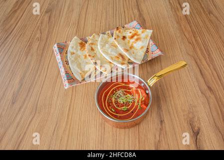 Dieses Chicken Tikka Masala mit Naan-Brot ist besser als jedes andere Restaurant! Wenn Sie noch nicht mit indischem Essen zu versuchen, ist dies das, was Sie versuchen sollten Stockfoto