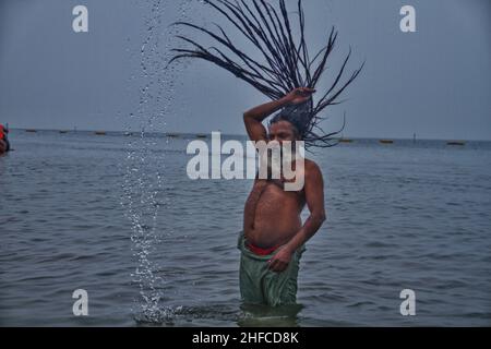 14. Januar 2022, Süd-24-Parganas, Westbengalen, Indien: Alle Pilger und Sadhus werden für das Heilige Bad auf Makar Sankranti Punyatithi genossen. Makar Sankranti oder Uttarayan oder Maghi oder einfach Sankranti, auch bekannt in Bangladesch und Westbengalen als Poush Sankranti, und in Nepal als Maghe Sankranti, bedeutet sankranti hier ''˜Transfer', dieser Tag gilt als Übergangstag der Sonne in den Steinbock. Jetzt bewegt sich die Sonne nach Norden im hinduistischen Kalender, der der Gottheit Surya (Sonne) gewidmet ist, werden viele einheimische Feste in ganz Indien organisiert. Es wird jedes Jahr am Tag beobachtet, an dem die Sonne in den Caprico eindringt Stockfoto