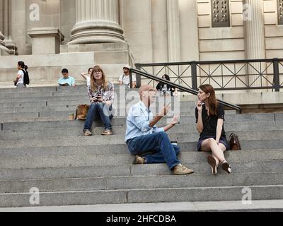 Menschen auf den Stufen vor dem Metropolitan Museum of Art in New York City. Stockfoto