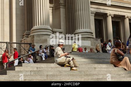 Menschen auf den Stufen vor dem Metropolitan Museum of Art in New York City. Stockfoto