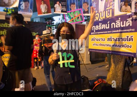 Bangkok, Bangkok, Thailand. 14th Januar 2022. Politische Demonstranten hielten drei-Finger-Symbole hoch, die die Freilassung politischer Gefangener forderten. (Bild: © Atiwat Silpamethanont/Pacific Press via ZUMA Press Wire) Stockfoto