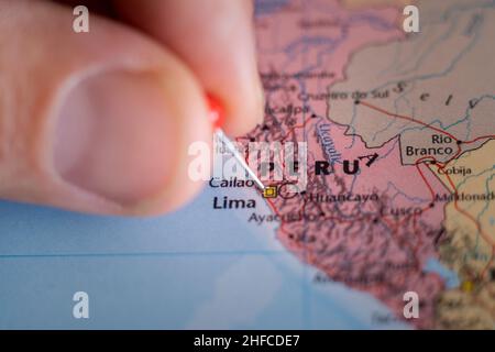 Peru Pin auf einer Weltkarte. Peru Reise Ziel Planung fixiert Stockfoto