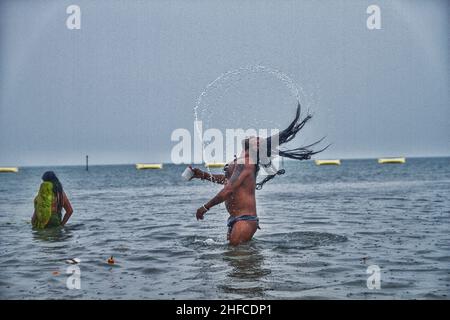 14. Januar 2022, Süd-24-Parganas, Westbengalen, Indien: Alle Pilger und Sadhus werden für das Heilige Bad auf Makar Sankranti Punyatithi genossen. Makar Sankranti oder Uttarayan oder Maghi oder einfach Sankranti, auch bekannt in Bangladesch und Westbengalen als Poush Sankranti, und in Nepal als Maghe Sankranti, bedeutet sankranti hier ''˜Transfer', dieser Tag gilt als Übergangstag der Sonne in den Steinbock. Jetzt bewegt sich die Sonne nach Norden im hinduistischen Kalender, der der Gottheit Surya (Sonne) gewidmet ist, werden viele einheimische Feste in ganz Indien organisiert. Es wird jedes Jahr am Tag beobachtet, an dem die Sonne in den Caprico eindringt Stockfoto