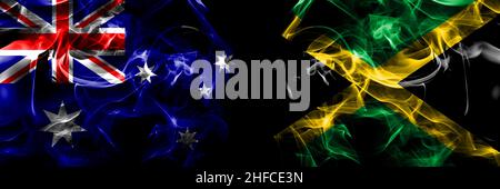 Flaggen von Australien, Australien gegen Jamaika, Jamaika. Rauchfahne nebeneinander auf schwarzem Hintergrund platziert. Stockfoto