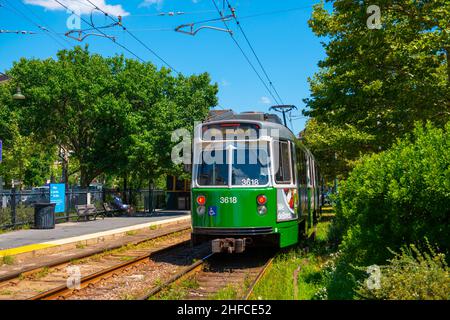 Boston Metro MBTA Kinki Sharyo Typ 7 Green Line an der Coolidge Corner Station auf der Beacon Street, Brookline, Massachusetts, USA. Stockfoto