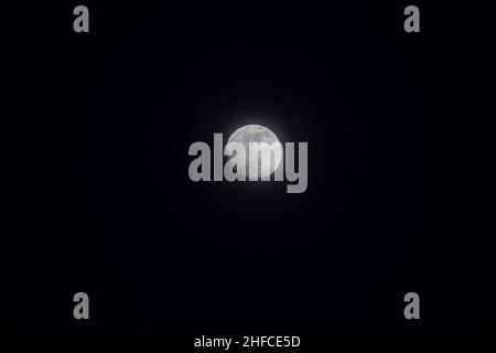 Vollmond im Nebel. 01 26 2021 Stockfoto