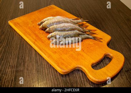 Geschälte Fische auf dem Brett. Selektiver Fokus. Stockfoto