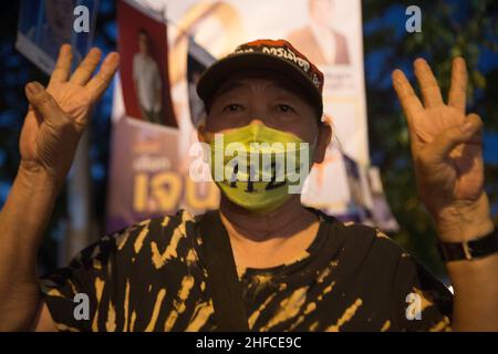 Bangkok, Bangkok, Thailand. 14th Januar 2022. Politische Demonstranten hielten drei-Finger-Symbole hoch, die die Freilassung politischer Gefangener forderten. (Bild: © Atiwat Silpamethanont/Pacific Press via ZUMA Press Wire) Stockfoto