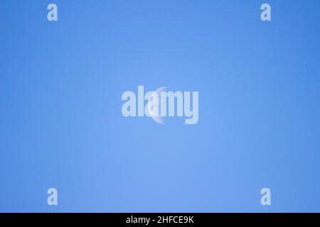 Neumond am blauen Himmel. 05.02.2021 Stockfoto