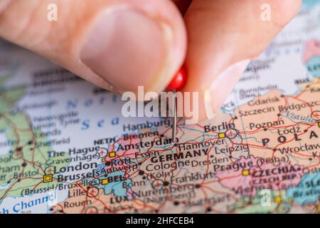 Deutschland PIN auf einer Weltkarte. Die Reiseplanung für Deutschland wurde festgeklemmt Stockfoto