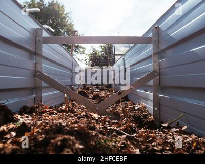 Das neue Hochbett wurde mit Kompost und Blattform gefüllt. Stockfoto