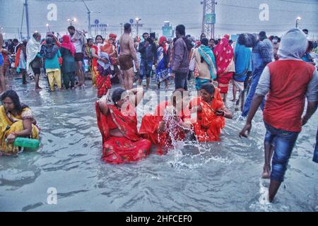 14. Januar 2022, Süd-24-Parganas, Westbengalen, Indien: Alle Pilger und Sadhus werden für das Heilige Bad auf Makar Sankranti Punyatithi genossen. Makar Sankranti oder Uttarayan oder Maghi oder einfach Sankranti, auch bekannt in Bangladesch und Westbengalen als Poush Sankranti, und in Nepal als Maghe Sankranti, bedeutet sankranti hier ''˜Transfer', dieser Tag gilt als Übergangstag der Sonne in den Steinbock. Jetzt bewegt sich die Sonne nach Norden im hinduistischen Kalender, der der Gottheit Surya (Sonne) gewidmet ist, werden viele einheimische Feste in ganz Indien organisiert. Es wird jedes Jahr am Tag beobachtet, an dem die Sonne in den Caprico eindringt Stockfoto